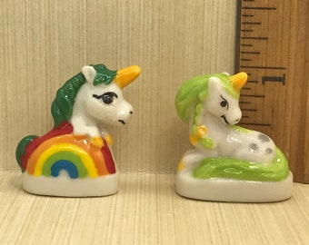 2 EENHOORNS Tiny Cartoon Regenboog Eenhoorn Licorne Legends Mythology Beast Baby Franse Feve Feves Mini Poppenhuis Miniatuur E101