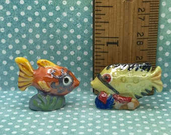 2 TROPICAL REEF FISH Clownfish Angel Butterfly Emperor Ocean marine Sea life -  French Feve Feves Mini Figurine Dollhouse Miniatures DD107