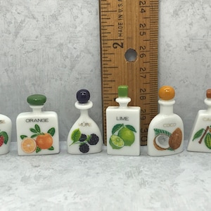 WINZIGE AROMENFLASCHEN Likör Likör Stawberry Kokosnuss Limette Brombeere Kakao Französische Feve Feves Figur Puppenhaus Miniaturen SS64
