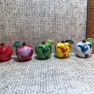 GLOBE APPLES Bunte Weltkarte Apfel Winziges Porzellan - Französische Feve Feves Puppenhausminiatur W22