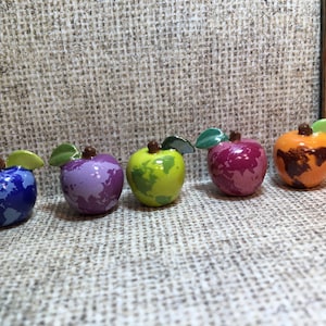 GLOBE APPLES Bunte Weltkarte Apfel Winziges Porzellan - Französische Feve Feves Puppenhausminiatur W22