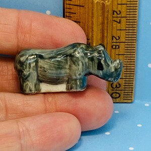 Liten NOSHÖNING Vintage noshörning keramik miniatyrfigur - Franska Feve Feves porslinsfigurer dockhusminiatyrer SS77