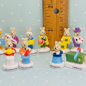 Hase MAGIER Leichte Hand Entkommen Künstler Levitation Magic Card Schal Trickhase Französisch Feve Feves Figurine Puppenhaus Miniaturen U27