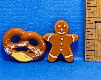 Mini Gingerbread Man Cookie & PRETZEL Christmas Holiday Bread Bakery Cookies Cafe Dessert French Feves Porcelain Dollhouse Miniatures V77