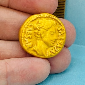 Ancient Roman Empire GOLD COIN Augustus Art Museum Collection Masterpiece Classical Rome French Feve Feves Figurines Dollhouse Miniatures Y1