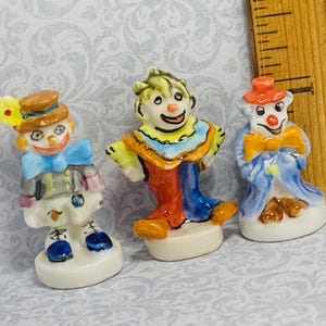 3 Clowns de cirque Clown musiciens Band peint à la main vintage Français fèves fèves porcelaine Figurines maison de poupée Miniatures chiffres Carnaval Y179
