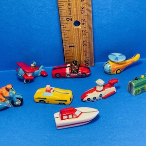 Tiny RETRO Speelkamer SPEELGOED Voertuigen 8 stuks Vliegtuig Auto Trein Boot Helikopter Kwekerij Jongenskamer Porselein Franse Feves Poppenhuisminiaturen A187
