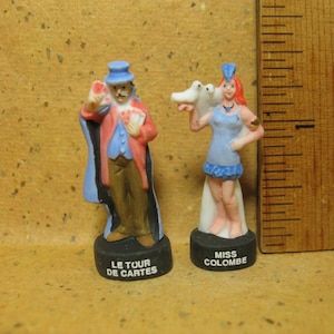 MAGICIEN ET ASSISTANT Carte un tour de magie un peu de main Colombes 2 pcs - Fèves françaises Fèves Figurine Miniatures maison de poupée R122