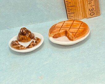 2 PÂTISSERIES DE FANTAISIE Gâteaux Desserts Gâteau de roi et brioche Croissants Boulangerie vintage Galette des Rois Fèves françaises Fèves Dollhouse Miniatures TT31