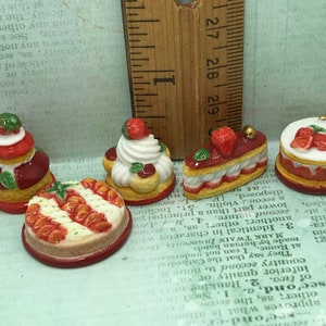 CIASTA I CIASTA Truskawkowe Deser Ciasto Ciasto Tarta Walentynkowy przysmak Piekarnia Wypieki - Francuskie Feve Feves Miniatury Domków dla Lalek XX51