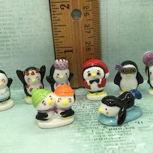 Zabawne PINGWINY - Zabawa Mikołajem Pingwin Party Cartoon - Francuskie figurki porcelanowe Feve Feves Miniatury domków dla lalek P76