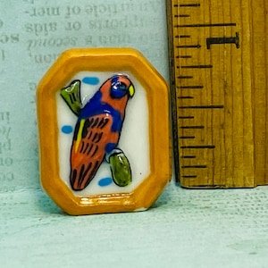 Petite plaque murale encadrée oiseau Lorie à cou violet perroquet perroquets oiseaux Art - fèves françaises fèves figurine en porcelaine maison de poupée miniature EE130