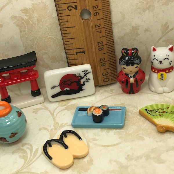 Japon Symboles Souvenirs Pagode Moon Gate Kokeshi Fan Sandales Sushi Lanterne Japonais - Fèves Françaises Fèves Porcelaine Miniatures De Maison De Poupée KK80