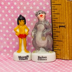 Zestaw 2 filmów z serii Księga dżungli, Mowgli i Baloo, Disney Cartoon Rudyard Kipling, figurki French Feve Feves, miniatury domków dla lalek BB11