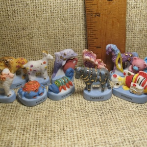 CRITTER ZODIACO lindo animal signos del zodíaco astrológico Géminis Leo Piscis Escorpio Aries - Francés Feve Feves Figuras Miniaturas para casas de muñecas T47