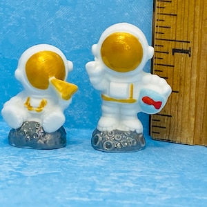2 Tiny Astronauts Spacemen Pizza & Fish OUTER SPACE Spaceman Astronaut - French Feve Feves Figurines Porcelain Dollhouse Miniatures LL140