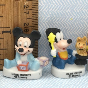 Może przedstawiać: Zestaw czterech porcelanowych figurek postaci z Disneya, w tym Myszki Miki, Goofy'ego, Kaczora Donalda i Pluto. Każda figurka ma około 5 cm wysokości i przedstawia motyw dziecięcy. Figurki są pomalowane żywymi kolorami i mają błyszczące wykończenie.