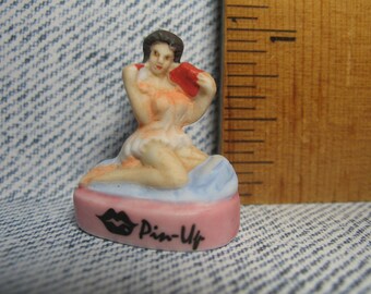 Franse Feve PIN UP GIRL Amour Love Beauties Pin Ups Pinup - Feves-beeldjes miniatuur K40