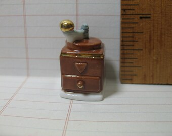 Mini Antieke Koffie Kruidenmolen Crank Keukengereedschap Ontbijt Franse Feve Feves Porseleinen Poppenhuisminiaturen N181