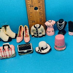 Rosa Damen Dressy Modeaccessoires Hochzeitskleid Pumps Hut Geldbörse Handschuhe Haute Couture Französische Feves Porzellan Puppenhausminiaturen HH2