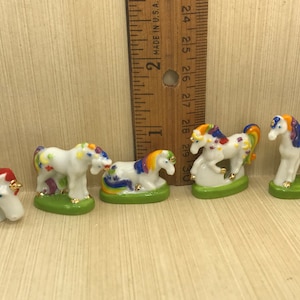 5 TĘCZOWYCH JEDNOROŻCÓW Malutki kreskówkowy kolorowy jednorożec Licorne Legendy Mitologia Bestia Koń Francuski Feve Feves Miniaturowy domek dla lalek E97
