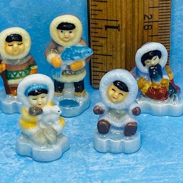 Eskimos Familie Iglu Arktis Alaska Nordpol Kinder Alaskan Eskimos - Französische Feve Feves Porzellan Figuren Puppenhaus Miniaturen Mini U70