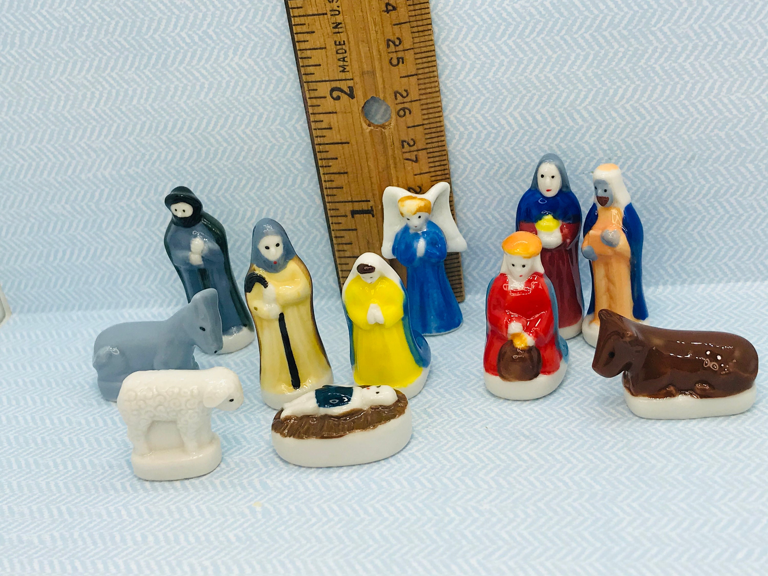 LOT 100 FEVES SANTONS NATIVITY MINIATURE PORCELAIN CHINA WITH