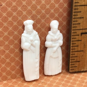 Plastic KING & QUEEN pair Traditional French Feves - PLASTIC Figurines King Cake Baby Good Luck Charms Feve RR56