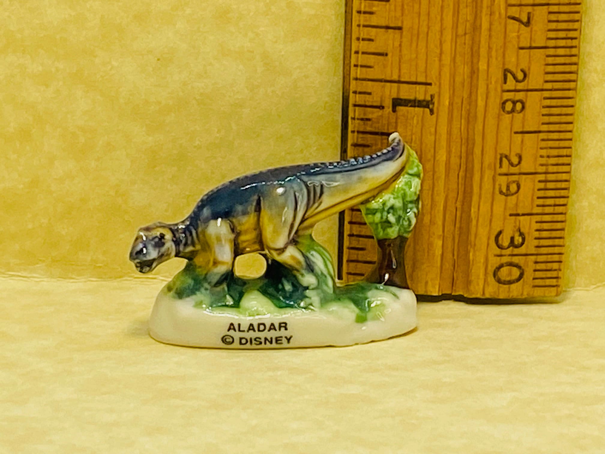 イグアノドン　A&B 　2個セット　国立博物館　恐竜フィギュア　金属製 イグアノドン A&B 2個セット 国立博物館 恐竜フィギュア 金属製