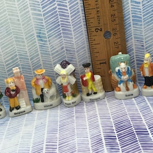Vestimenta y características campestres internacionales. Figuras Feves europeas y francesas. Miniaturas para casas de muñecas. Austria, Irlanda, Suecia, España. YY56