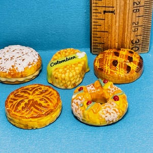 Traditional Bread Loaves Cakes Cakes Bakery Baker Loaf Gateau Galette Mini food Baked Goods  French Feves Porcelain Dollhouse Miniatures ZZ8