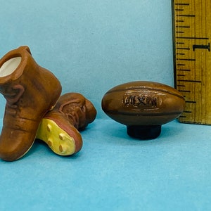 Tiny vintage voetbal en schoenplaatjes schoenen sneakers leer bal sport decor mancave pub - Franse Feve Feves beeldjes poppenhuisminiaturen N142