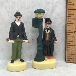 CHARLIE CHAPLIN Der kleine Landstreicher Poses Schauspieler Stummfilme- Feve Feves Porzellan Figuren Puppenhaus Miniaturen V102