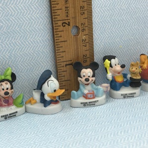 Może przedstawiać: Zestaw sześciu ceramicznych figurek postaci z Disneya, w tym Myszki Miki, Minnie Mouse, Kaczora Donalda, Goofy'ego, Pluto i kota. Każda figurka ma około 5 cm wysokości i przedstawia inną pozę i dodatek. Figurki są pomalowane w jaskrawych kolorach i mają błyszczące wykończenie.