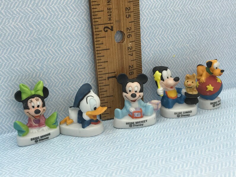 Może przedstawiać: Zestaw sześciu ceramicznych figurek postaci z Disneya, w tym Myszki Miki, Minnie Mouse, Kaczora Donalda, Goofy'ego, Pluto i kota. Każda figurka ma około 5 cm wysokości i przedstawia inną pozę i dodatek. Figurki są pomalowane w jaskrawych kolorach i mają błyszczące wykończenie.