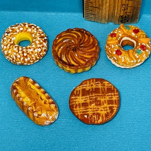Traditional Bread Loaves Cakes Cakes Bakery Baker Loaf Gateau Galette Mini food Baked Goods  French Feves Porcelain Dollhouse Miniatures ZZ8