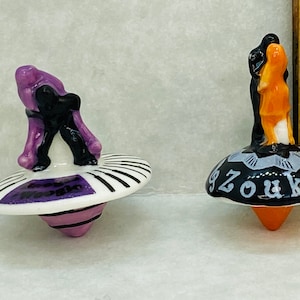 2 Tiny DANCE SPINNING TOPS Boogie Woogie & Zouk Dancers Top Retro Toys - French Feve Feves porseleinen poppenhuisminiaturen P114