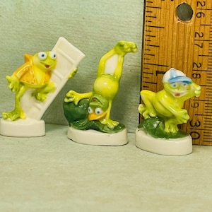 3 urocze ŻABY w czapce baseballowej Ropuchy Kreskówkowa ropucha Płaz Kijanka Porcelana Francuska figurka terrarium Feves Miniatura domku dla lalek KK121