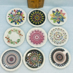 VIBRANT Kaleidoskop Farbige Moderne Mini TELLER Servierplatte China Teller Geschirr - Französische Feve Feves Figuren Puppenhaus Miniaturen OO50