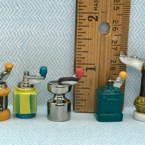 Mini molinillo de café antiguo, molinillo de especias con manivela, utensilios de cocina, miniaturas de porcelana para casa de muñecas (V282)