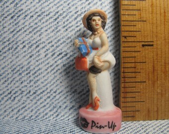 Franse Feve PIN UP GIRL Amour Love Beauties Pin Ups Pinup - Feves-beeldjes miniatuur K40