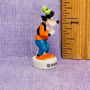 Disney&#39;s GOOFY Vintage collectible mini tiny French Feves Porcelain Figurines Dollhouse Miniature Figures P320