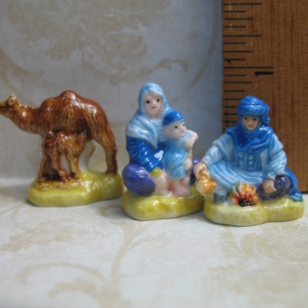 Du désert - Famille arabe bédouine chameaux chameau 3 pcs - Fèves françaises fèves figurines en porcelaine Miniatures L40