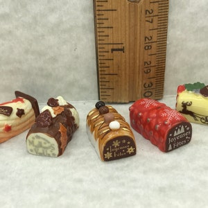 Pequenos troncos de Natal, bolos festivos, doces, sobremesas sofisticadas, bolos, confeitaria, sobremesas francesas, figuras de Feve Feves, miniaturas de casas de bonecas U1