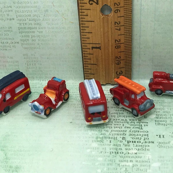 Pequeños CAMIONES DE BOMBEROS Bombardera Escalera Motor Cisterna Manguera Coches Estilo Vintage - Francés Feve Feves Figuras de Porcelana Dollhouse Miniaturas P312