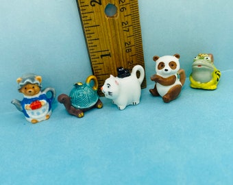 Tiny ANIMAL TEAPOTS Bear Turtle Kitten Cat Panda Frog Kitchen Teapot Mini decor French Feve Feves Porcelain Figurine Dollhouse Miniature T1
