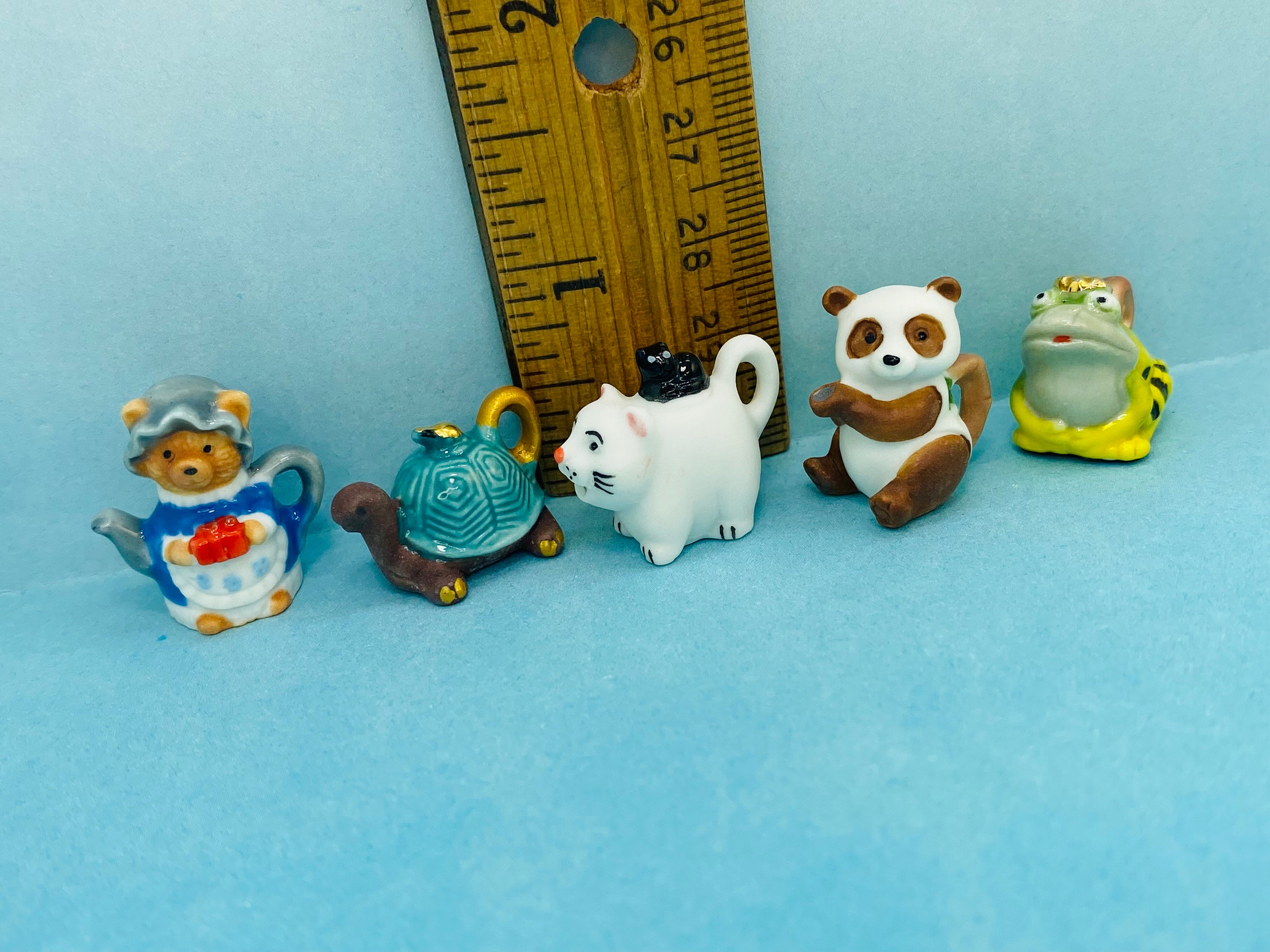 Tiny ANIMAL TEAPOTS Bear Turtle Kitten Cat Panda Frog Kitchen Teapot Mini decor French Feve Feves Porcelain Figurine Dollhouse Miniature T1