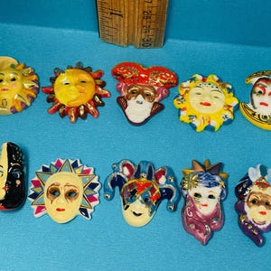 Sole e Luna VENEZIANO Sfilata Carnevale Mardi Gras MASCHERA Maschere Francesi Feves Figurine di porcellana Torta del re Bambino Miniature per casa delle bambole Figurina K77