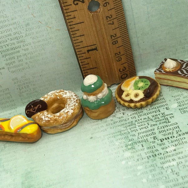 PÂTISSERIES FANTAISIES Gâteaux Desserts Tarte Eclair Torte Cake French Bistro Galette Gateau - Français Feve Feves Figurines Dollhouse Miniatures B21