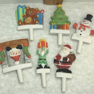 Vintage KERST porseleinen cupcake cake decor prikkers toppers 6 stuks kerstman sneeuwpop boom elf open haard uit Frankrijk handgeschilderd